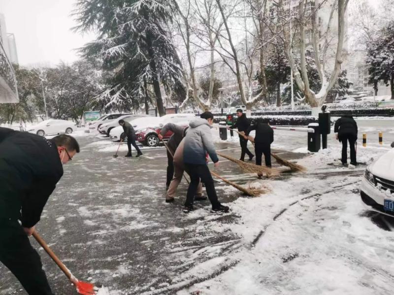 市司法局干部职工在清扫积雪中传递冬日温暖